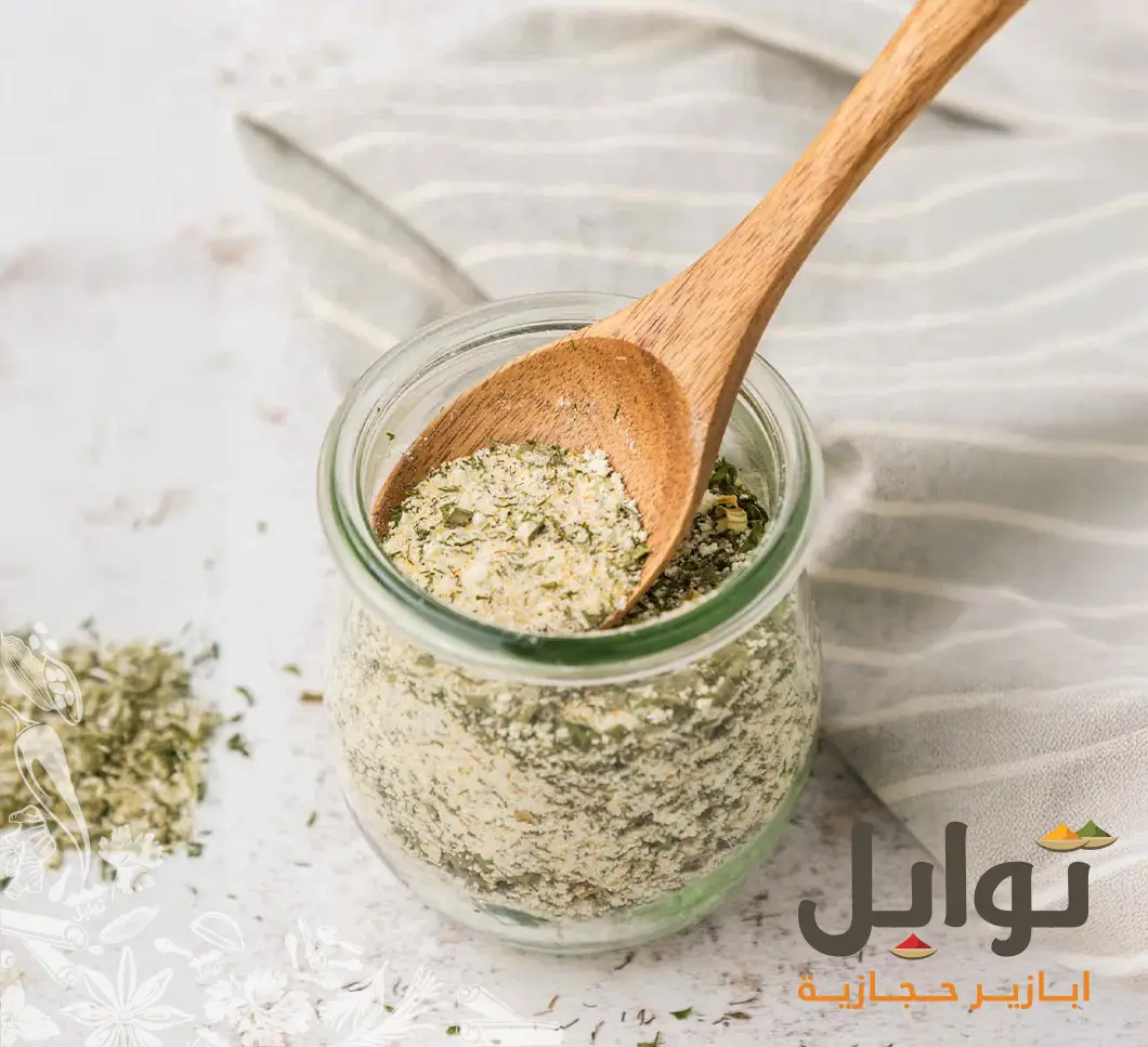 بهار رانش في برطمان زجاجي مع ملعقة خشبية — قوام ناعم بالأعشاب الجافة والثوم والبصل