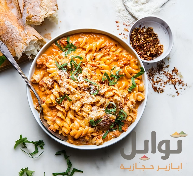 طبق معكرونة فوسيلي بصلصة جبن كريمية ورقائق فلفل جانبية — توابل نكهة الجبن لمعكرونة بنكهة شيدر غنية