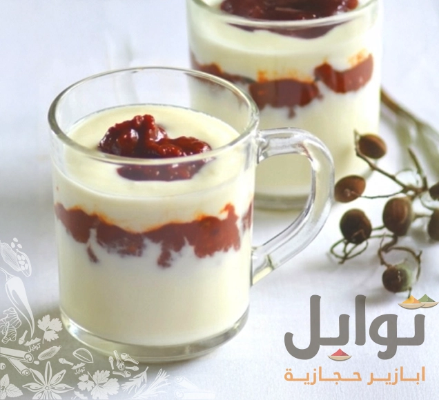كاسات حلى طبقات بصلصة حمر جاوي الحامضة على كريمة الفانيلا - استخدامات التمر الهندي الإندونيسي في الحلويات