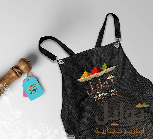 تسوق الآن - مريلة مودرن بلون أسود رسمي وحزام أسود لمظهر أنيق وعملي - تصميم عصري