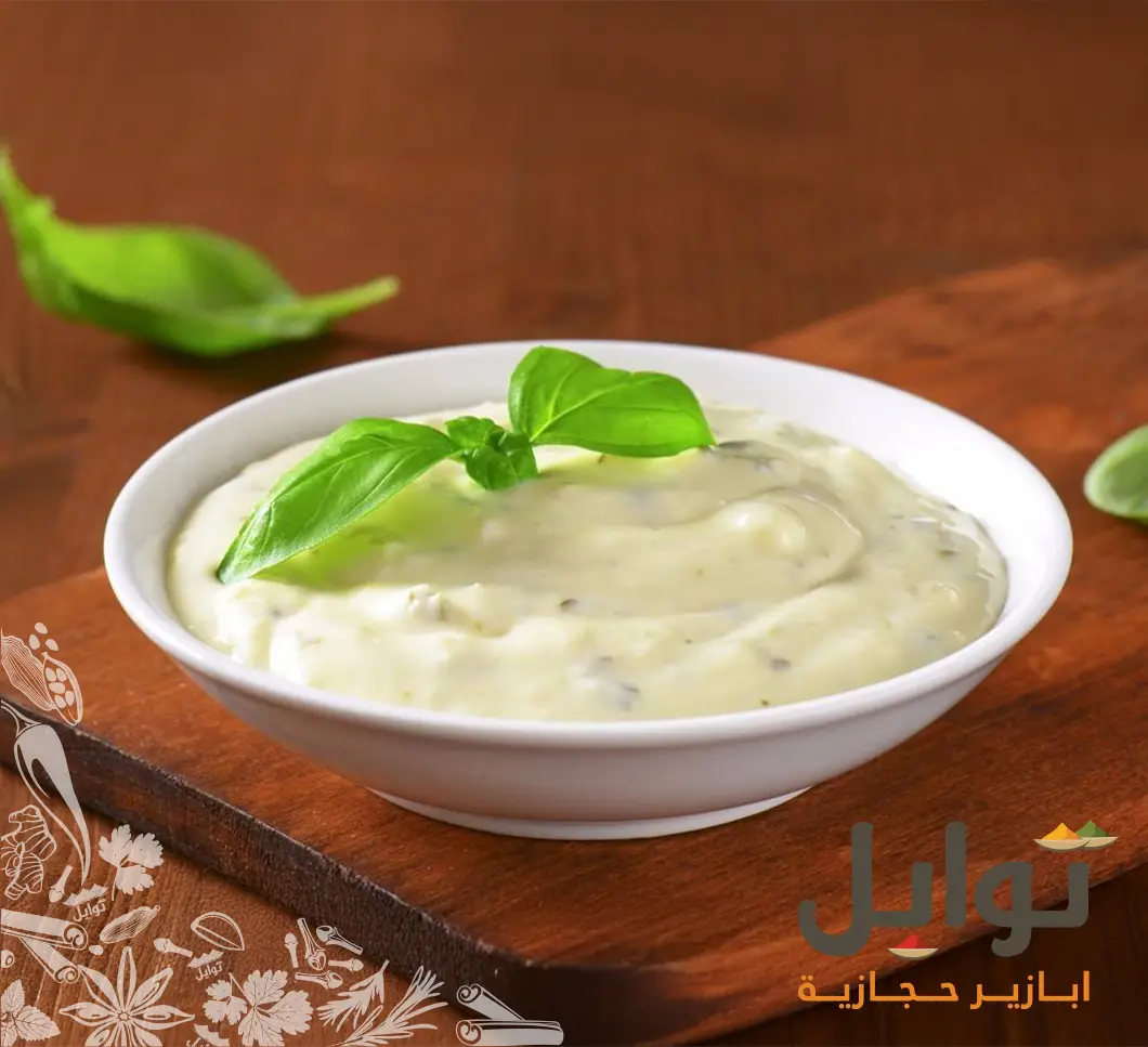 صلصة رانش كريمية محضرة من بهار الرانش مع اللبن الرائب والمايونيز في وعاء أبيض