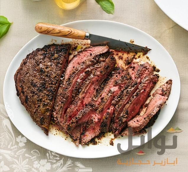 شرائح ستيك مشوي متبّل بالفلفل الأسود المجروش جاهزة للتقديم