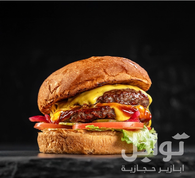 برجر لحم مزدوج بشريحتي جبن شيدر مذاب — تتبيلة مثالية لرش توابل نكهة الجبن على البرجر والساندويشات