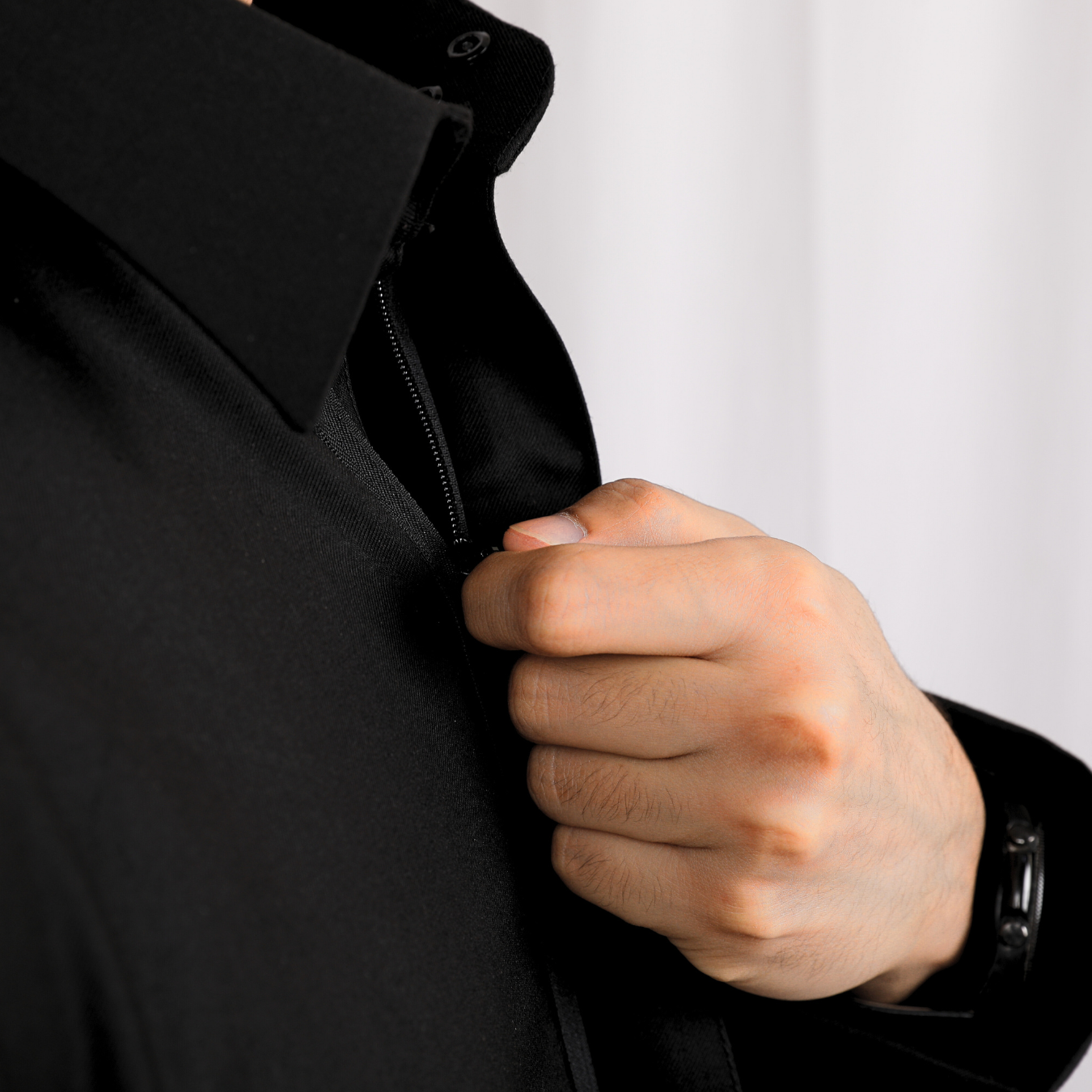 ثوب سعودي قلاب شتوي اسود فخامة بأناقة عصرية من ركن الوسطى