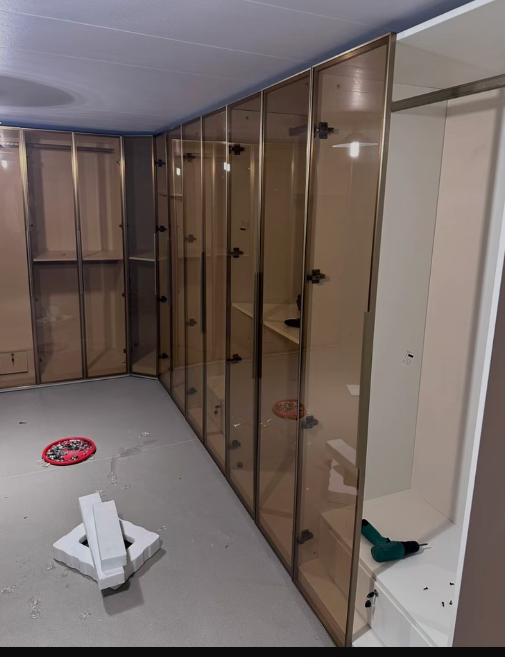  Luxurious modern wardrobe with a glass door design 