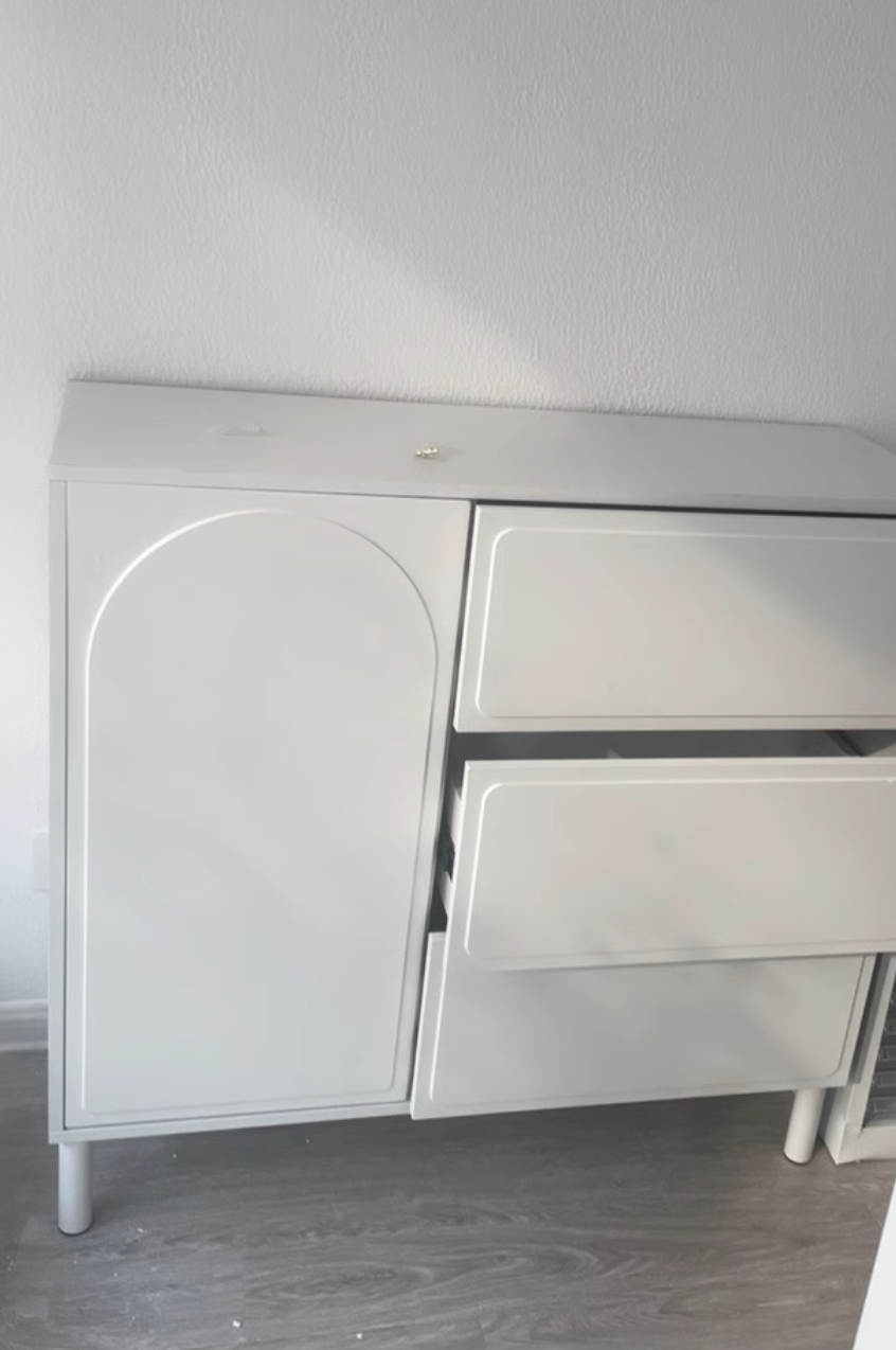  Built-in storage cupboard 