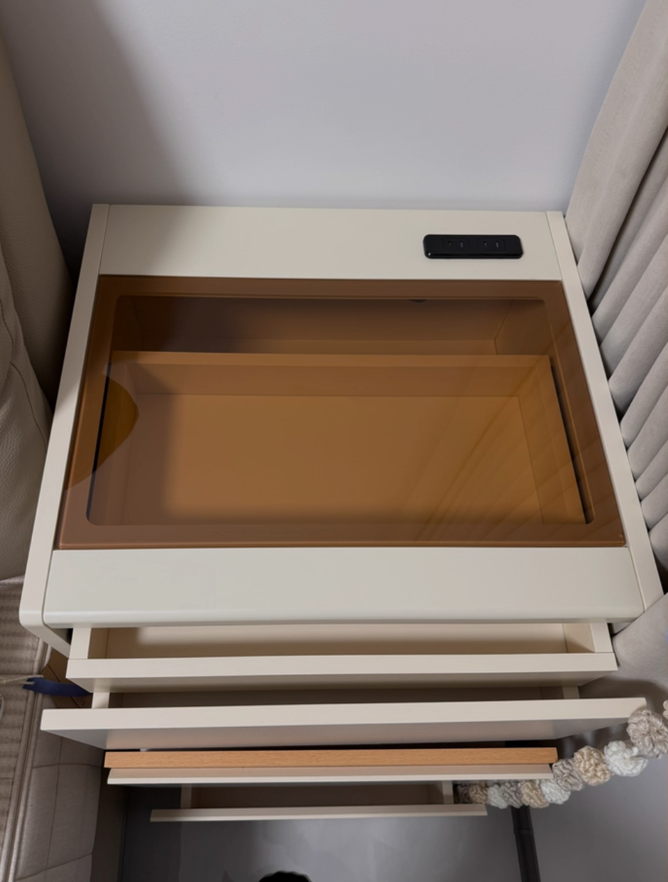  Compact dressing table with chair and illuminated mirror 