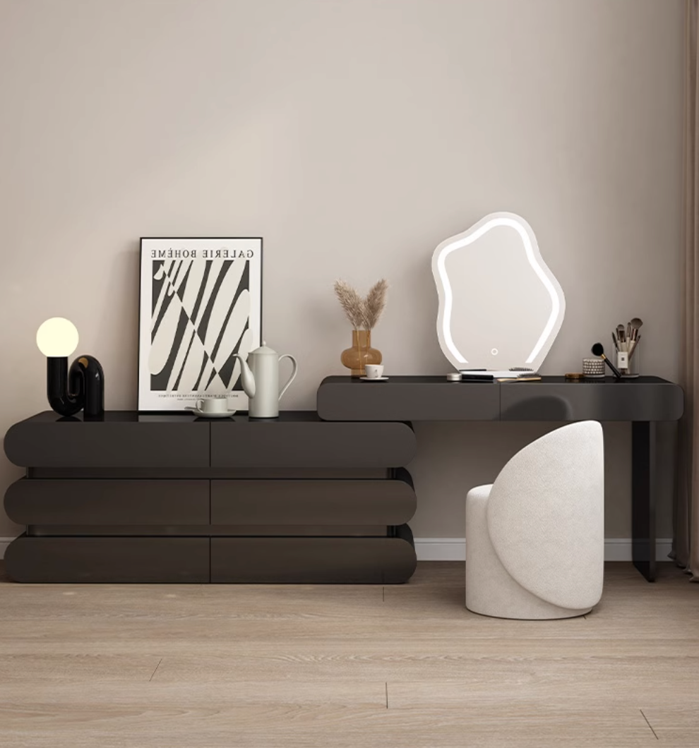 Dressing table with drawers, chair and mirror 