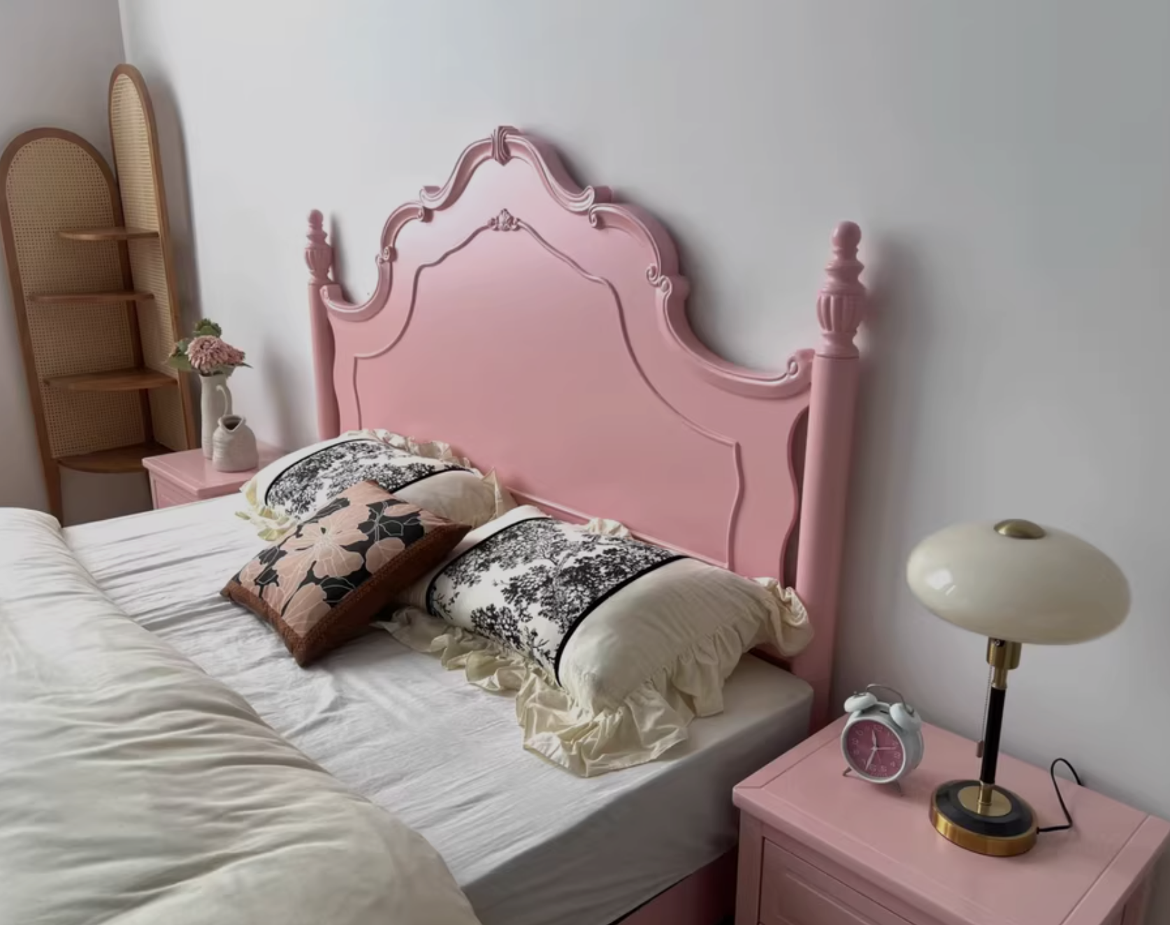  سرير باللون الوردي بتصميم كلاسيكي ييشي 