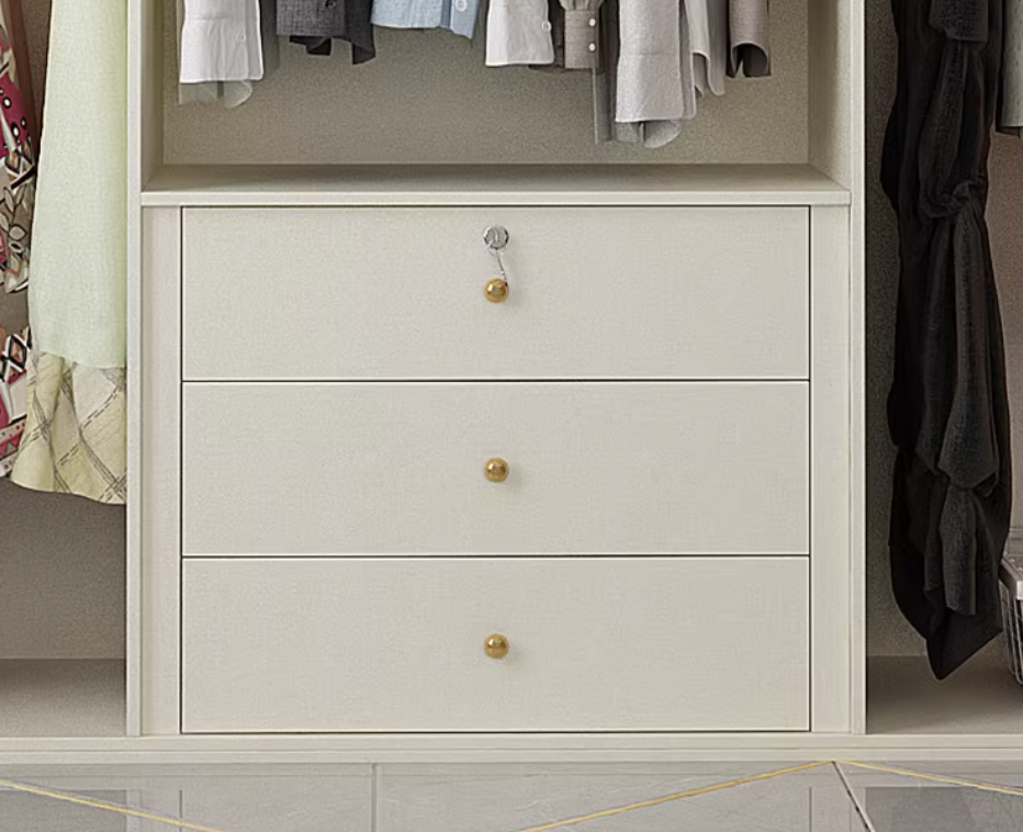  خزانة ملابس خشب مودرن بمقابض ذهبية فاخرة - دولاب ملابس كبير من KS-Furniture 