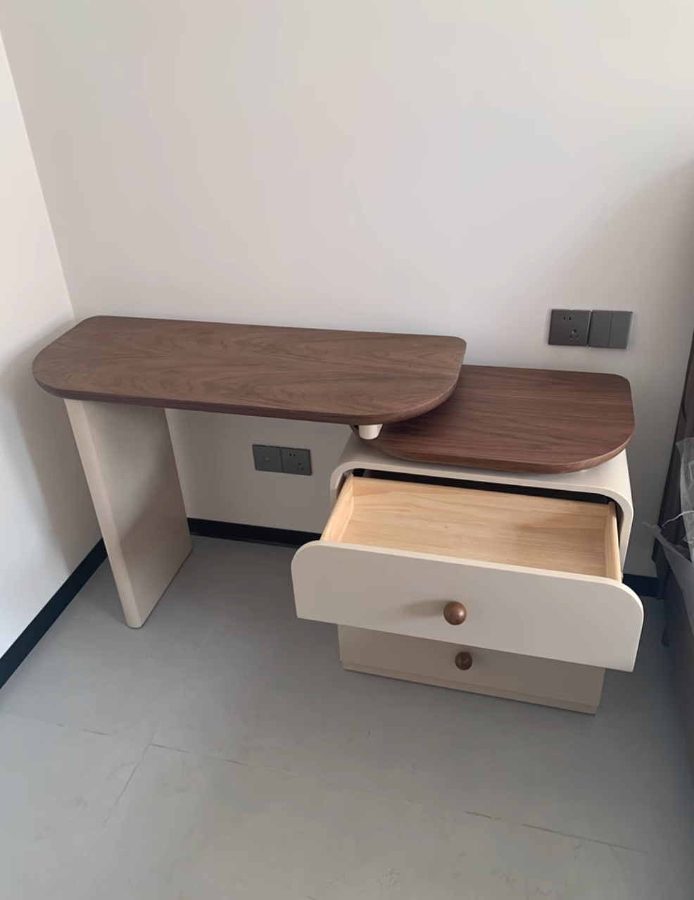  A dressing table with a built-in cabinet 