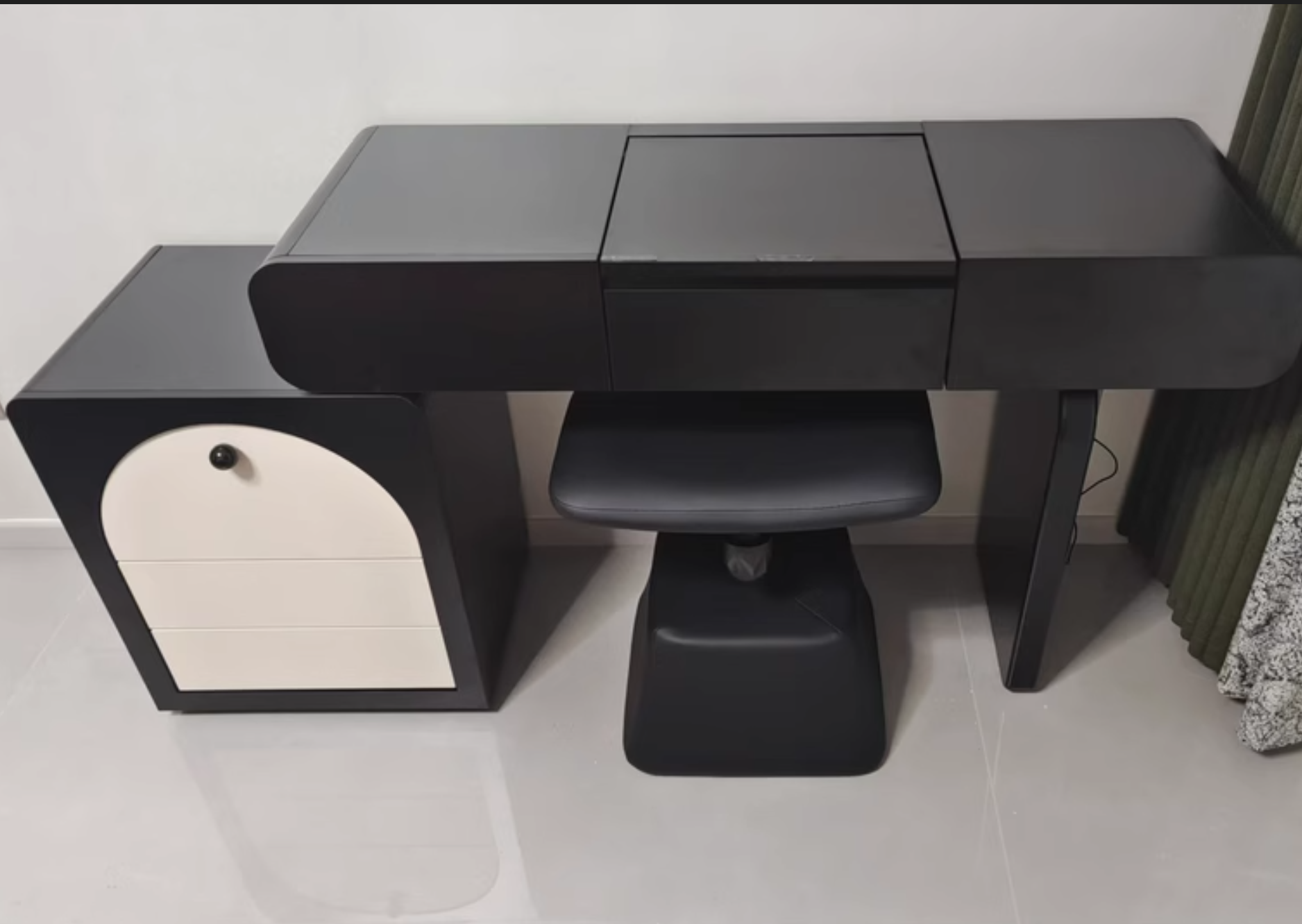  Built-in dressing table with cabinet, berth and mirror 