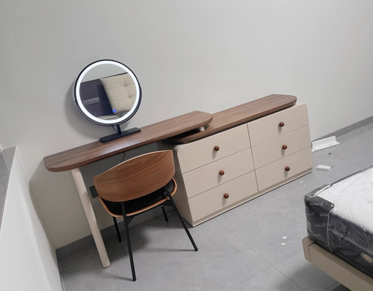  A dressing table with a built-in cabinet 