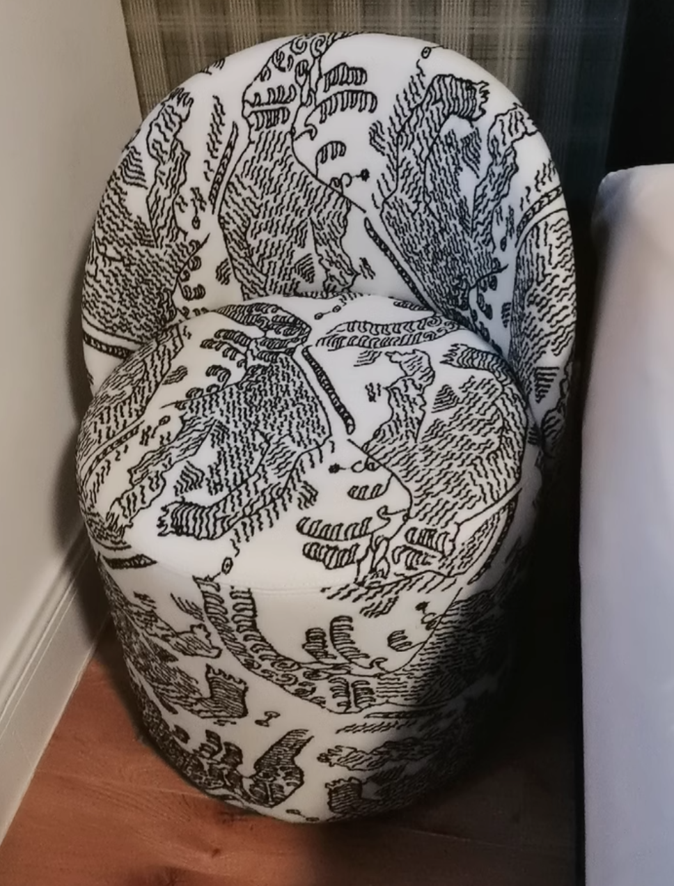  Modern swivel chair 