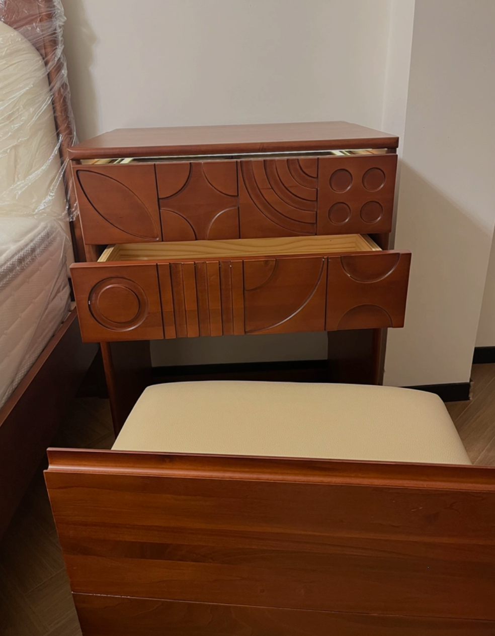  Decorative table and small makeup cabinet with wooden designs 