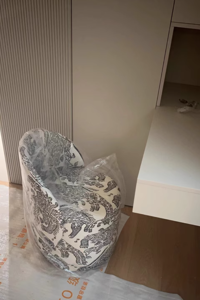  Modern swivel chair 