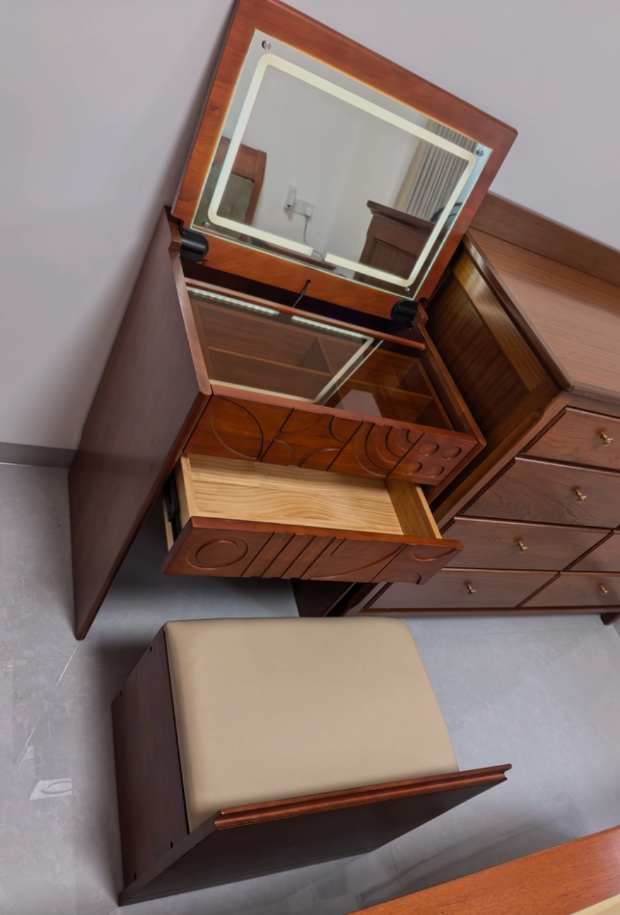  Decorative table and small makeup cabinet with wooden designs 