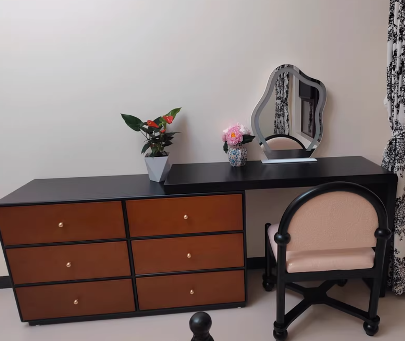 طاولة زينة حديثة مع كرسي ومراية  