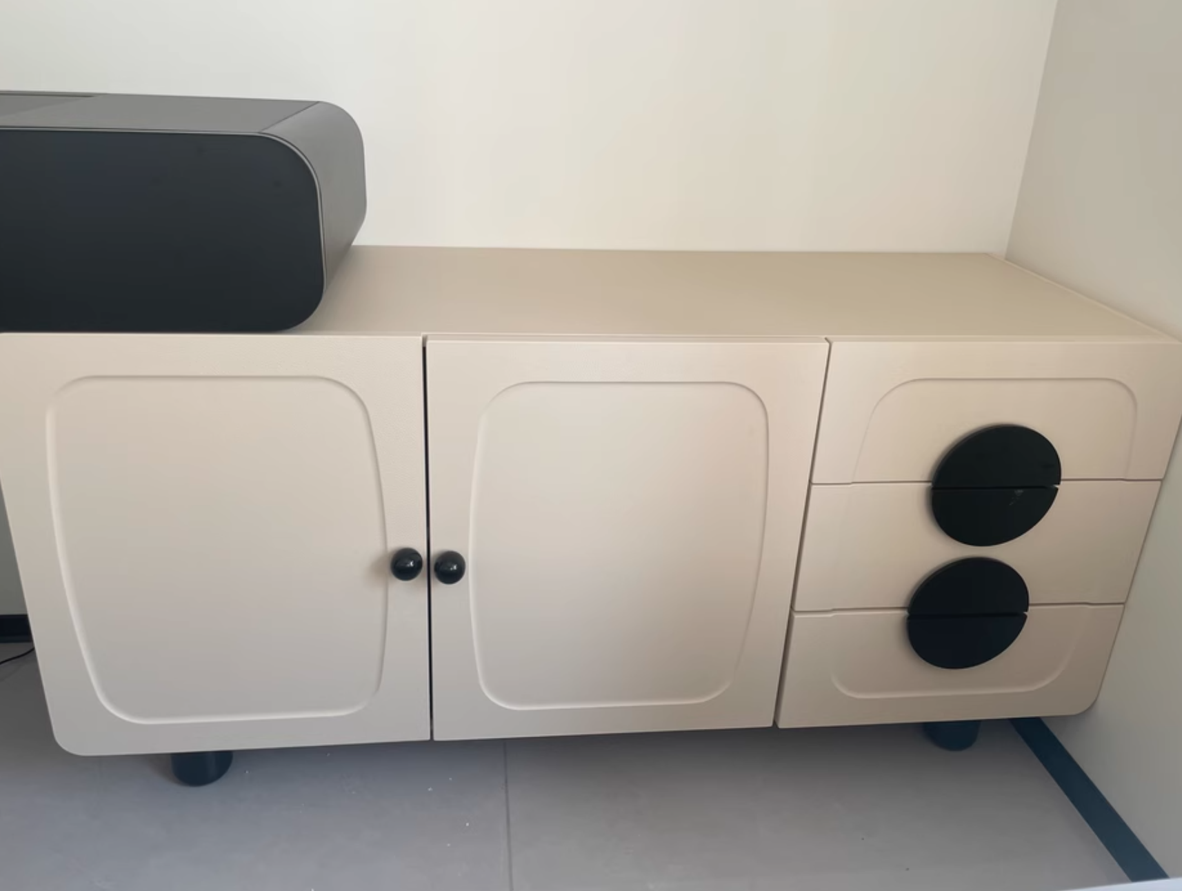  Dressing table with drawers and a hidden folding mirror 