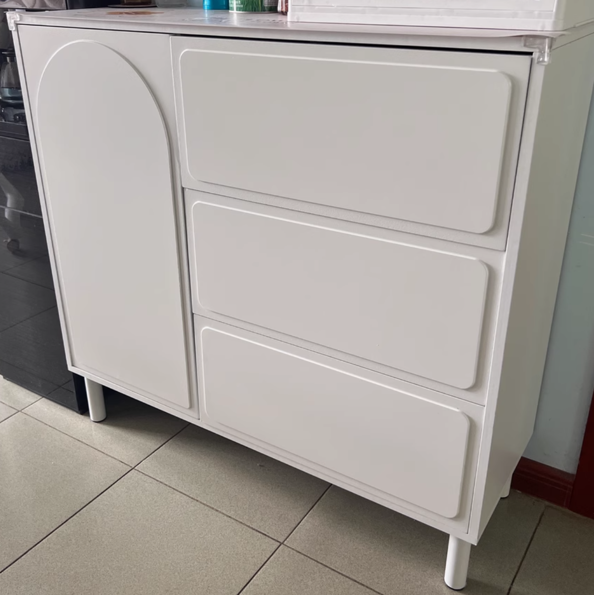  Built-in storage cupboard 