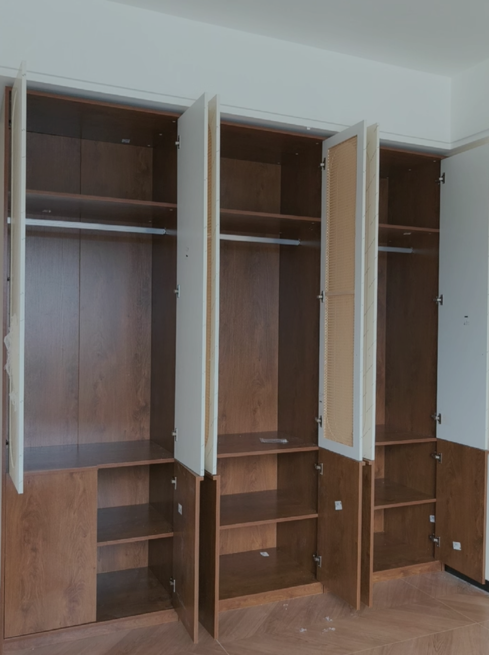  A versatile wardrobe with a classic design 