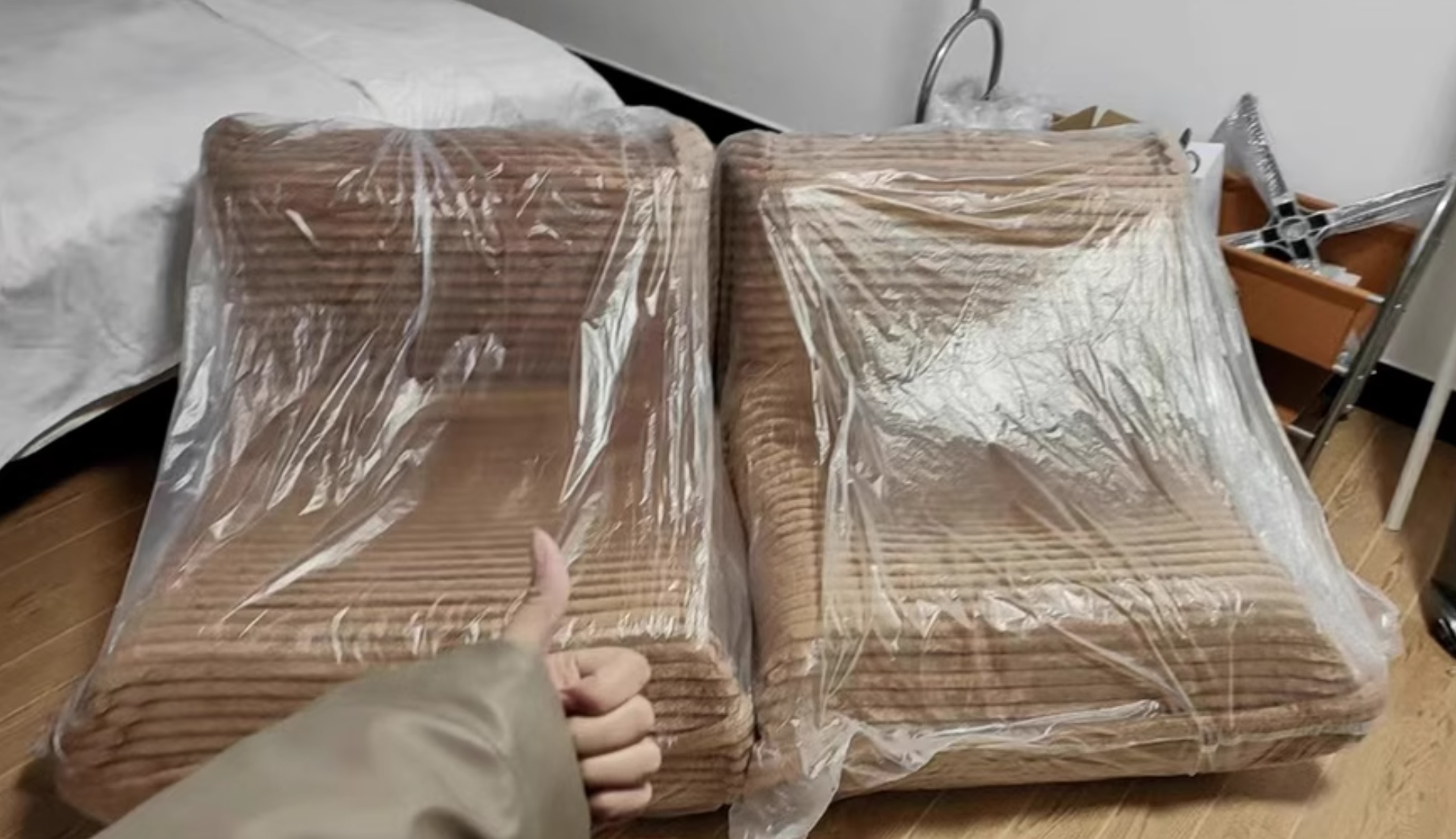  Caterpillar sofa 