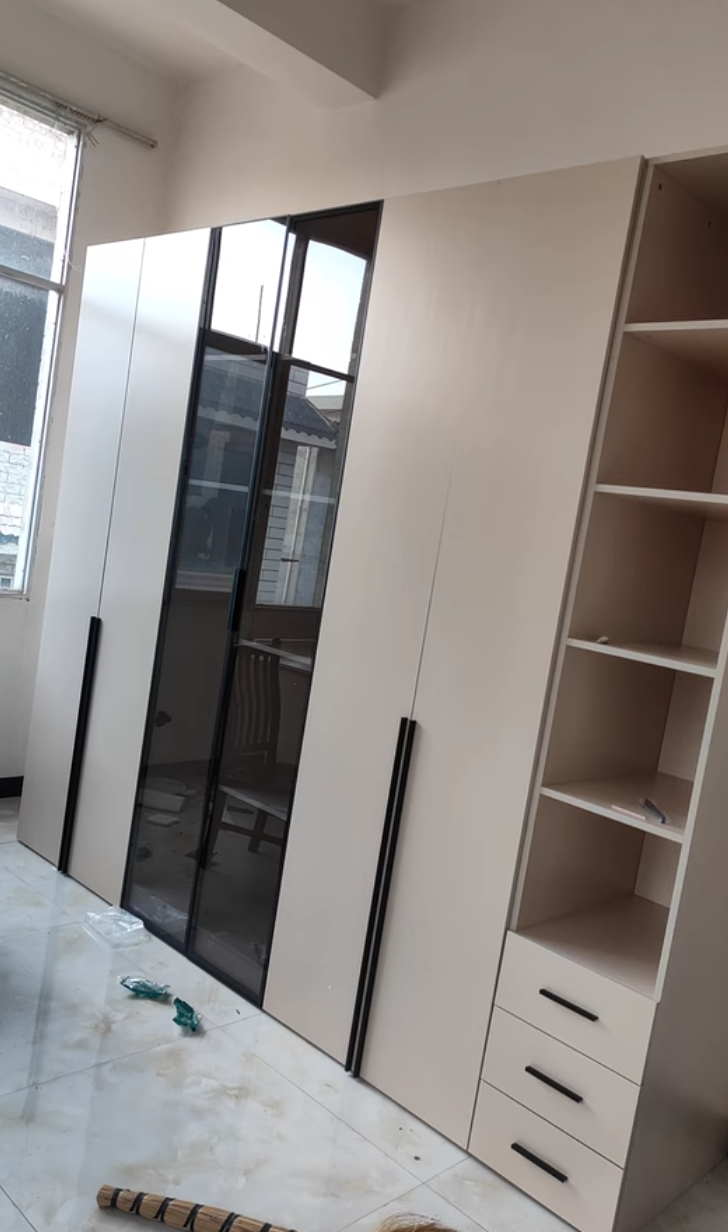  خزانة ملابس وايكو خشب مودرن بأبواب رمادية هندسية - دولاب ملابس كبير من KS-Furniture 