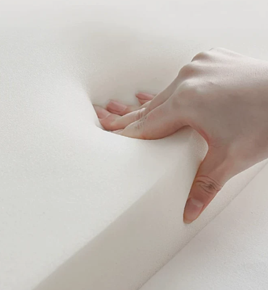  A wooden bed is Hwanlisin 