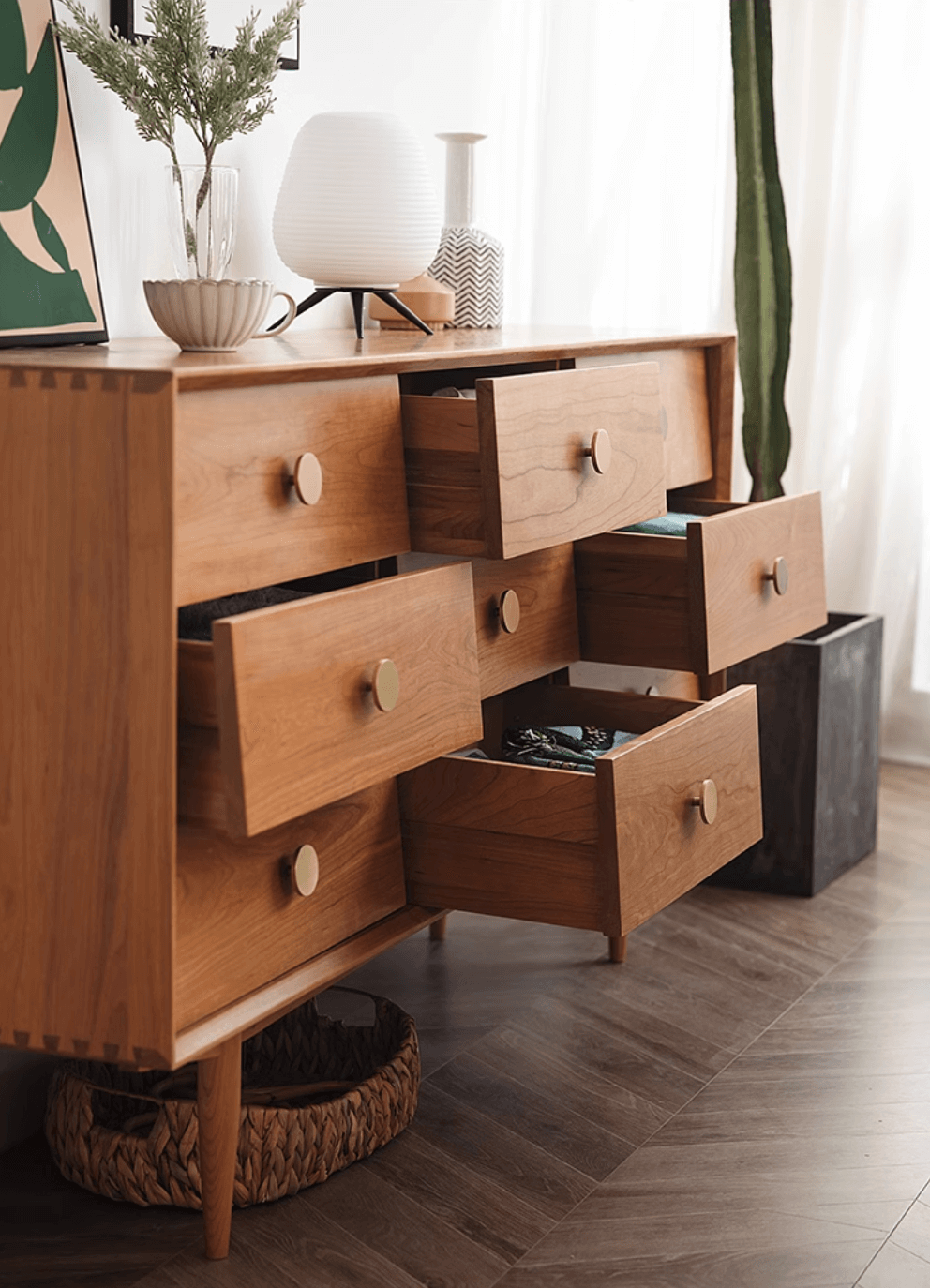  Solid wood chest of drawers 