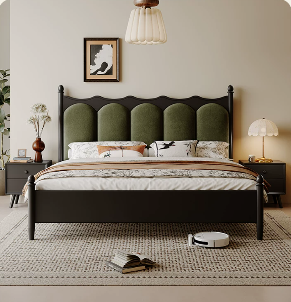  A wooden bed is Hwanlisin 