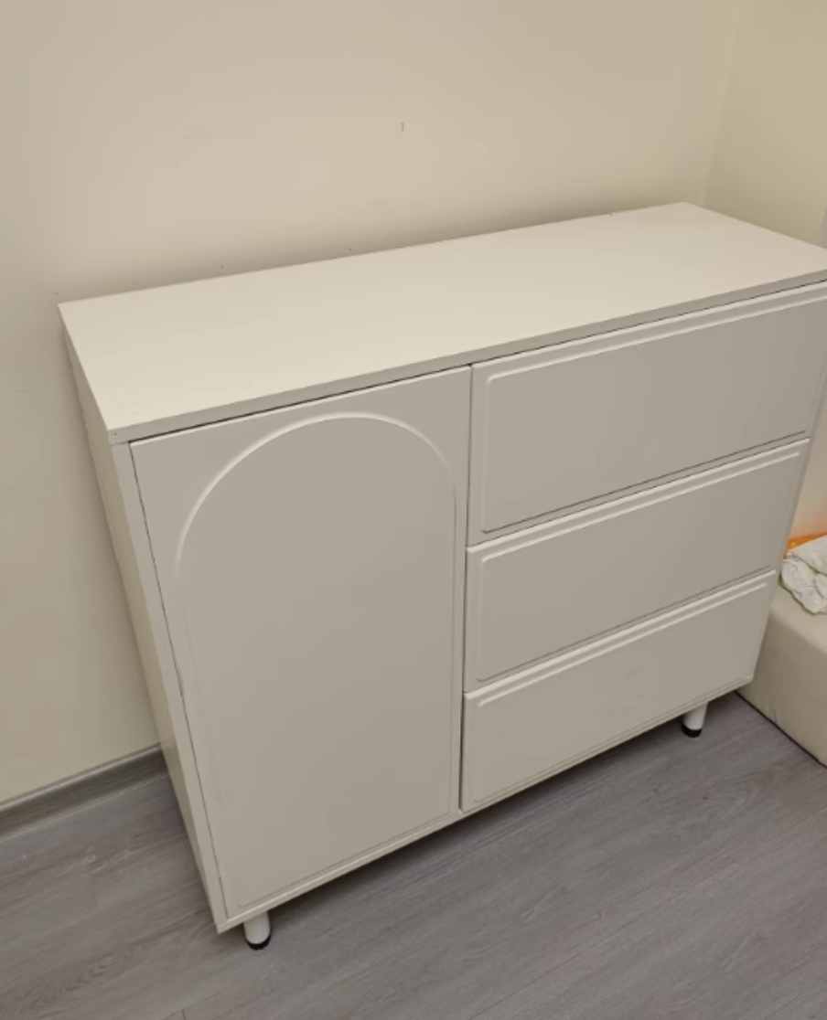  Built-in storage cupboard 