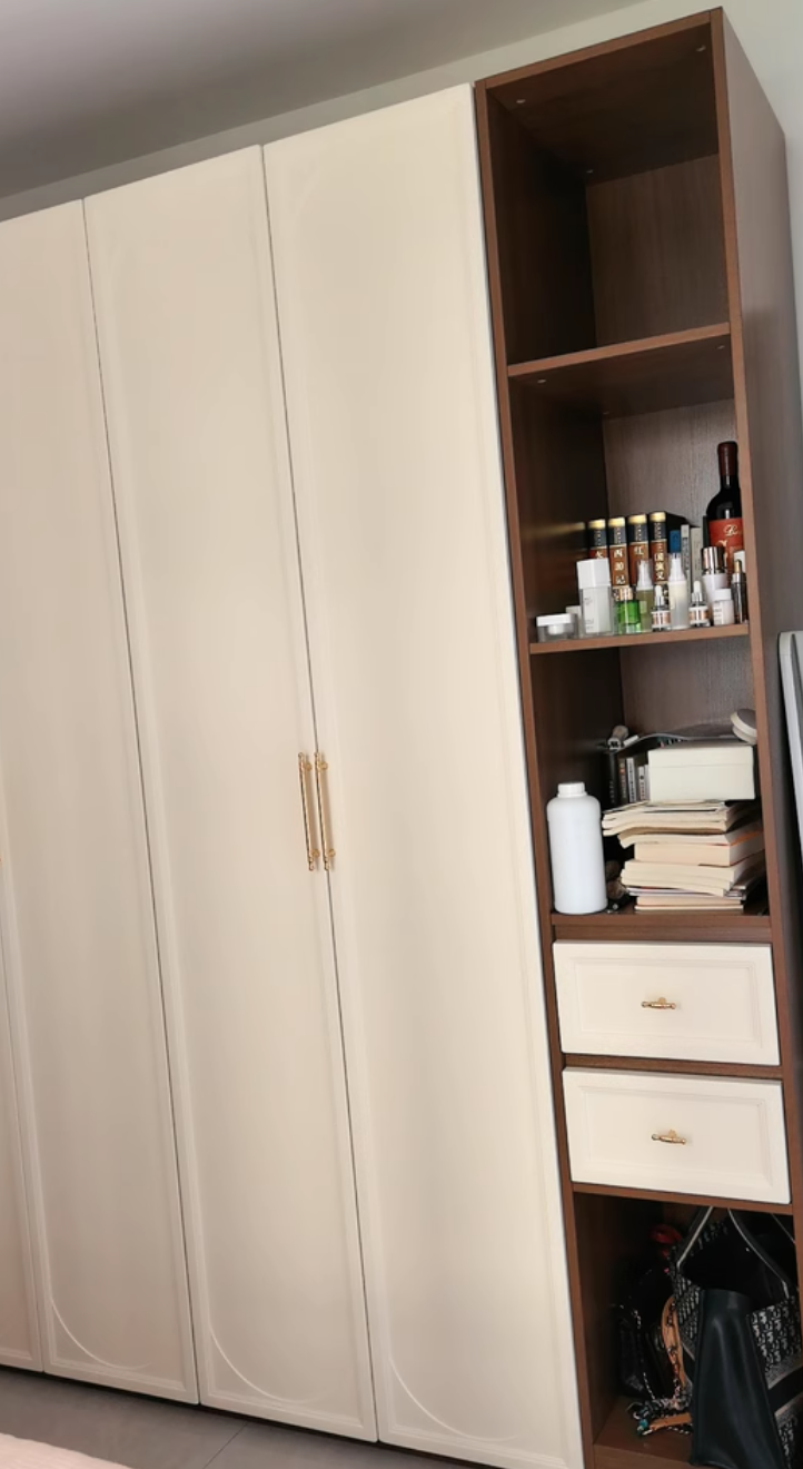  Rojo's wardrobe 