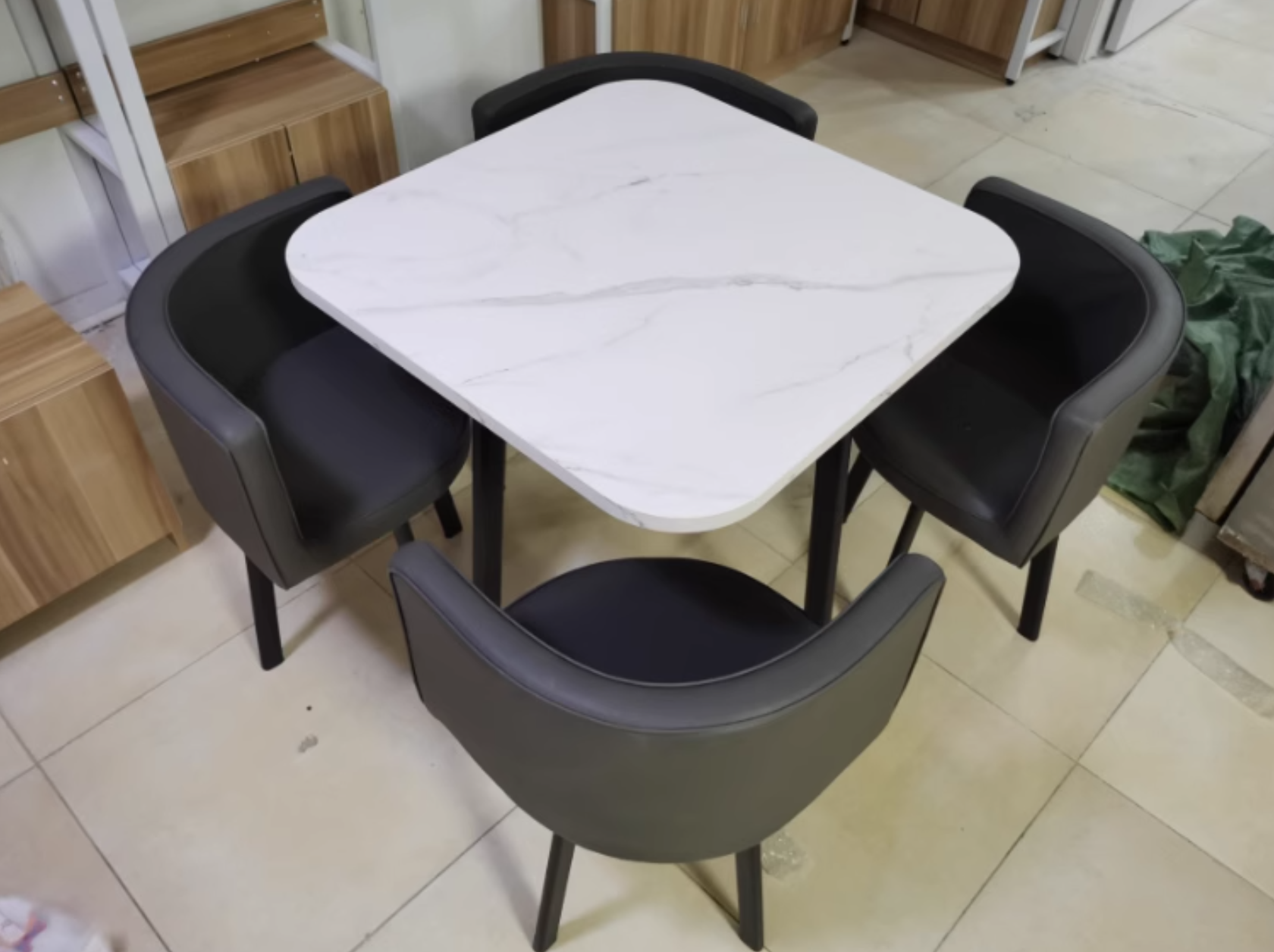  Built-in dining table with 4 chairs 