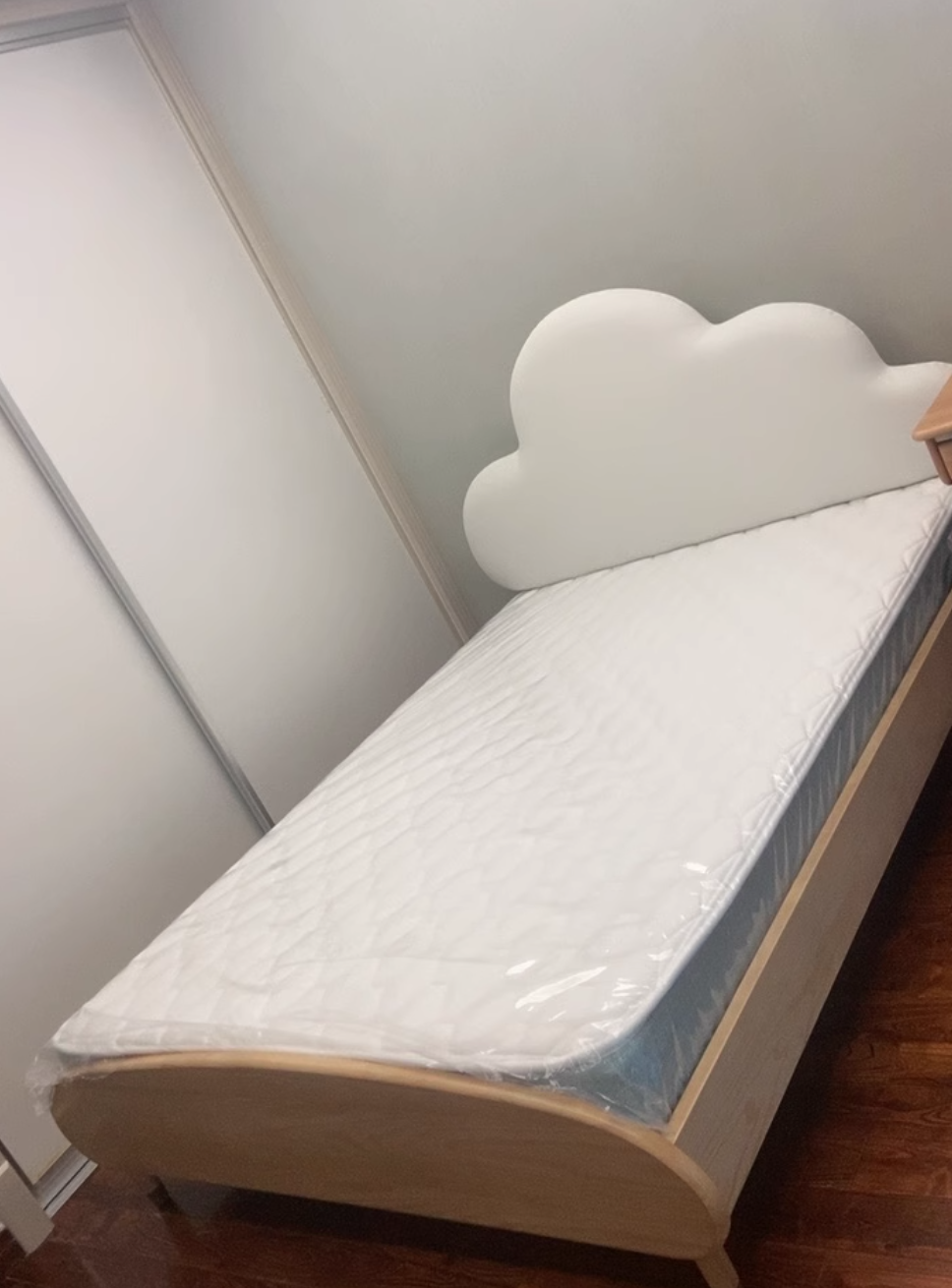  Cloud shaped baby bed 