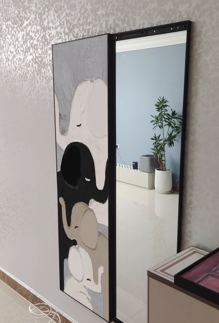  A painting with an elephant-shaped mirror 