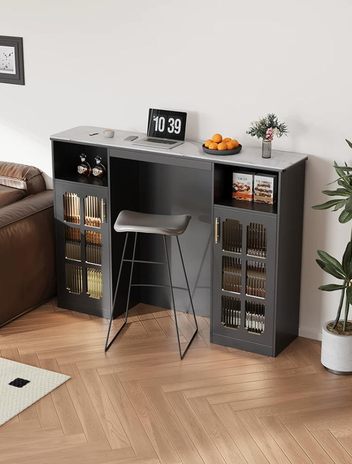  Table with a classic design 