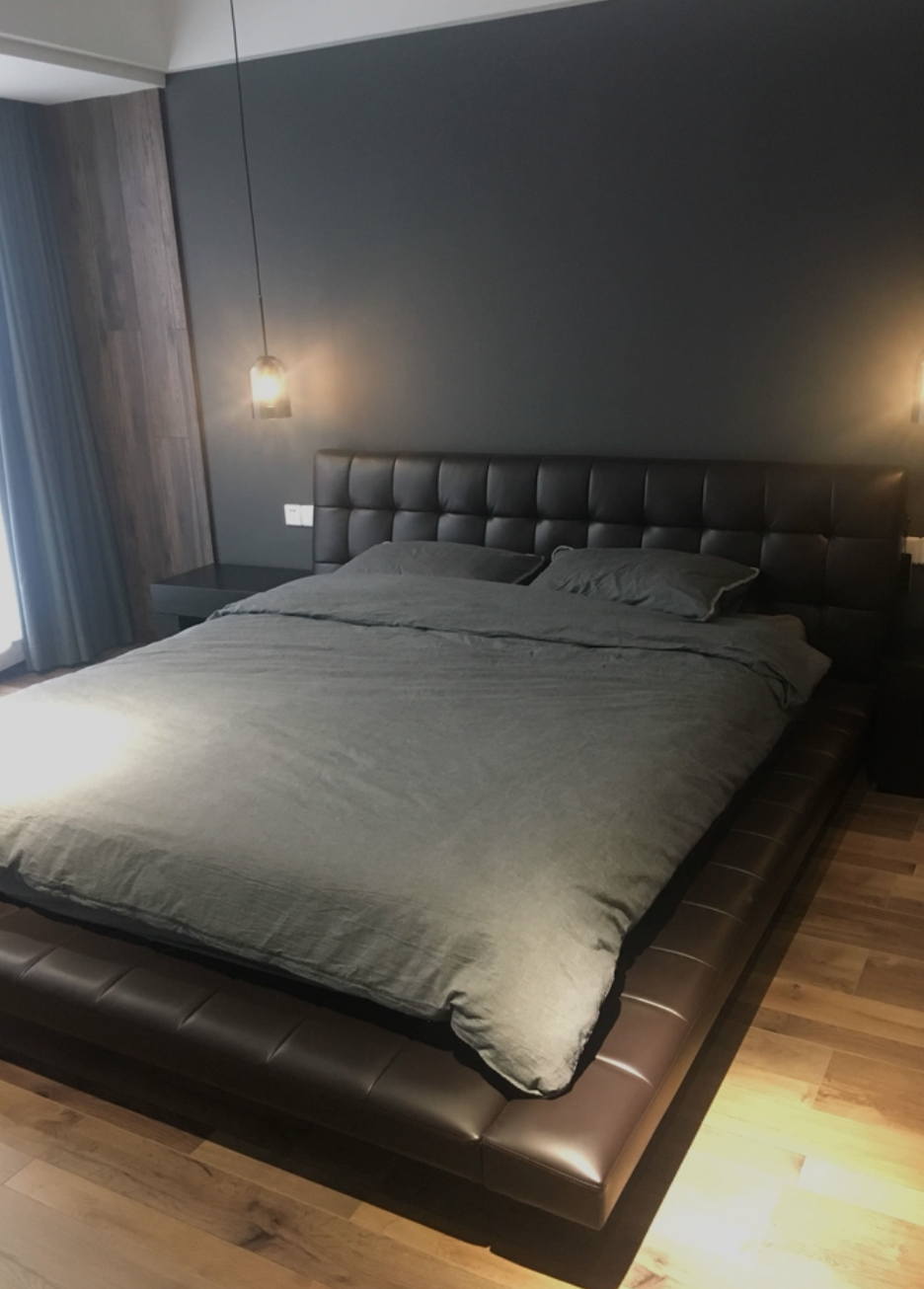  سرير فاخر من الجلد بتصميم إيطالي 