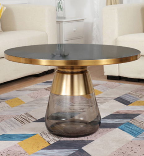  Details of the glass and gold-colored table 