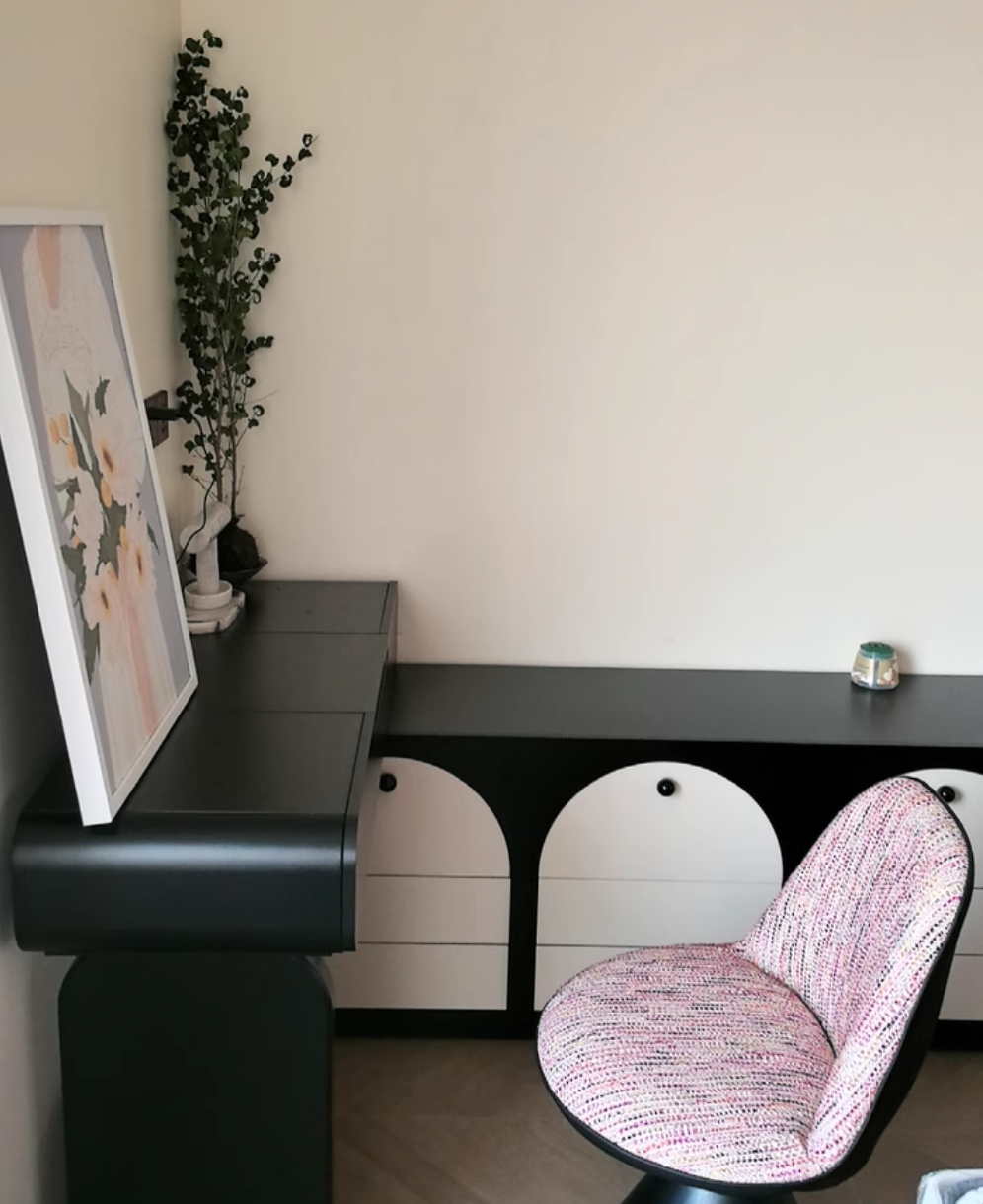  Built-in dressing table with cabinet, berth and mirror 