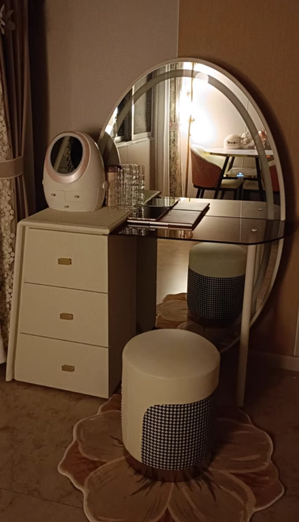  Dressing table with mirror and chair 