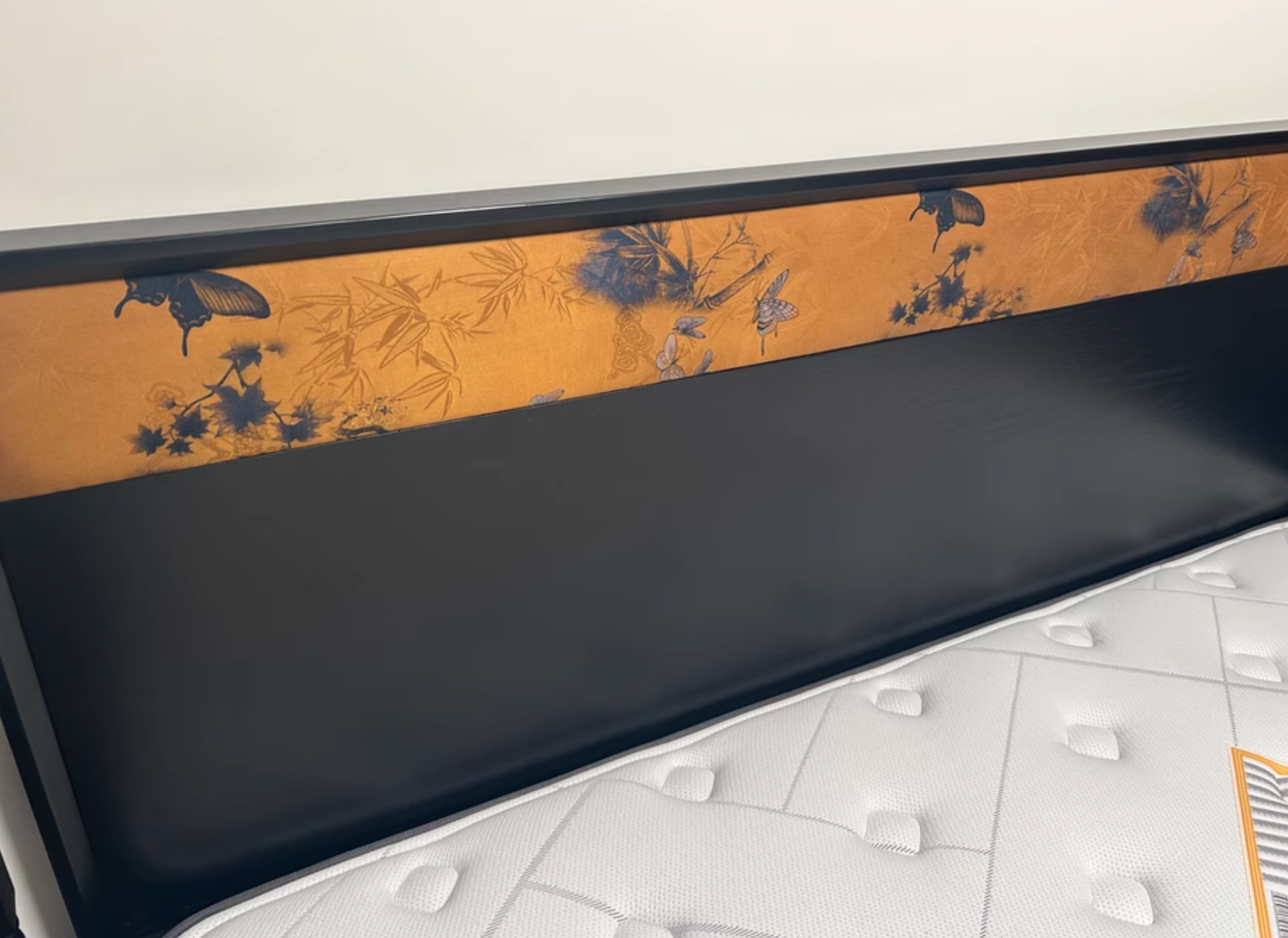  Classic style bed 