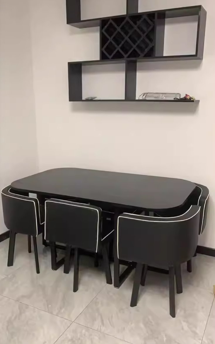  طاولة مع ٦ كراسي 