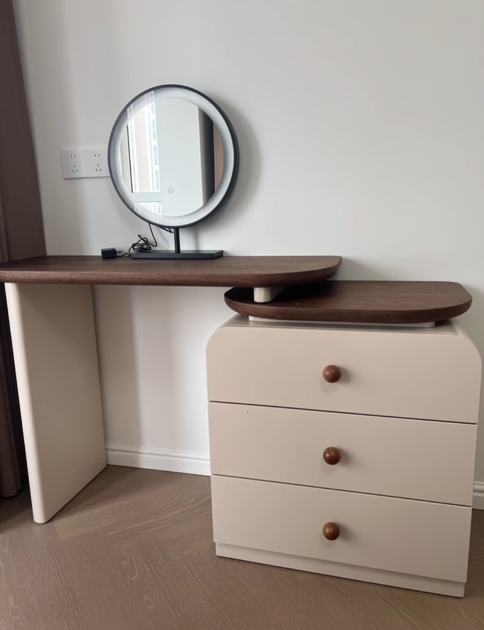  A dressing table with a built-in cabinet 
