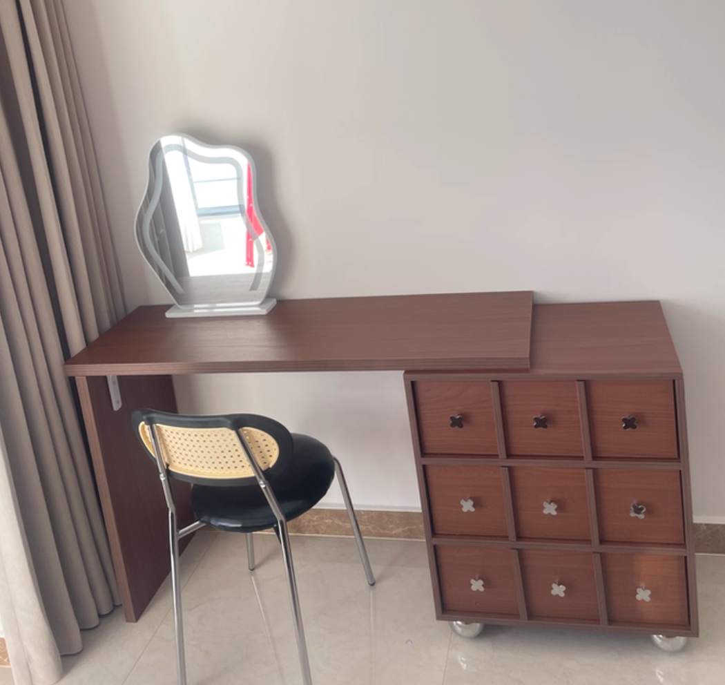  طاولة الزينة مع خزانة أدراج و مراية 