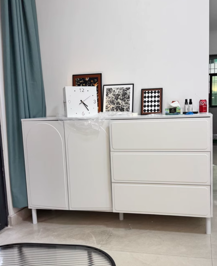  Built-in storage cupboard 