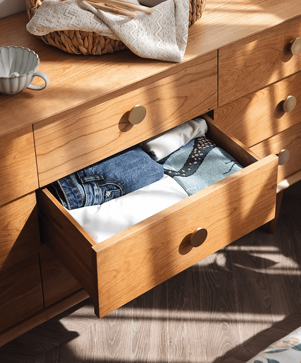 Solid wood chest of drawers 