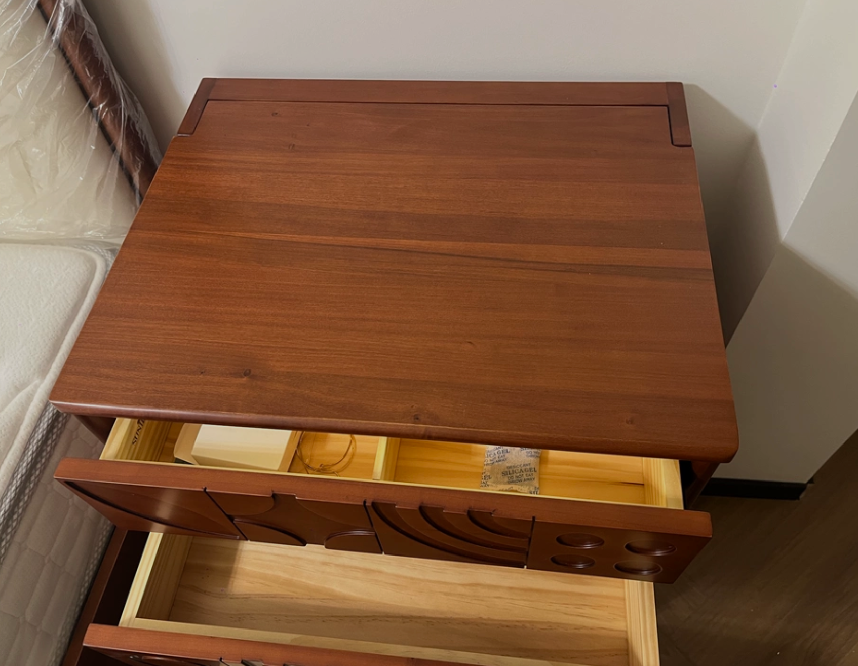  Decorative table and small makeup cabinet with wooden designs 