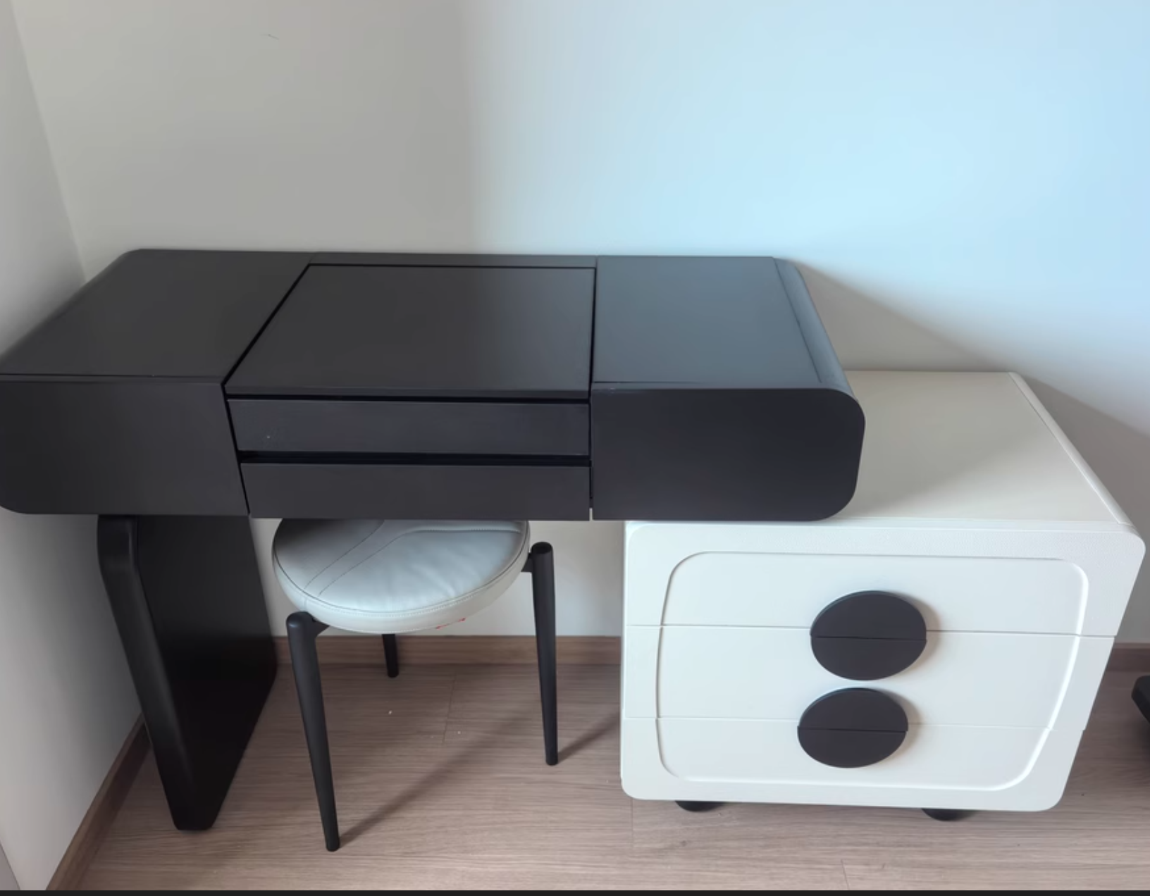  Dressing table with drawers and a hidden folding mirror 
