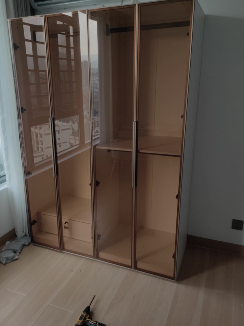  Luxurious modern wardrobe with a glass door design 
