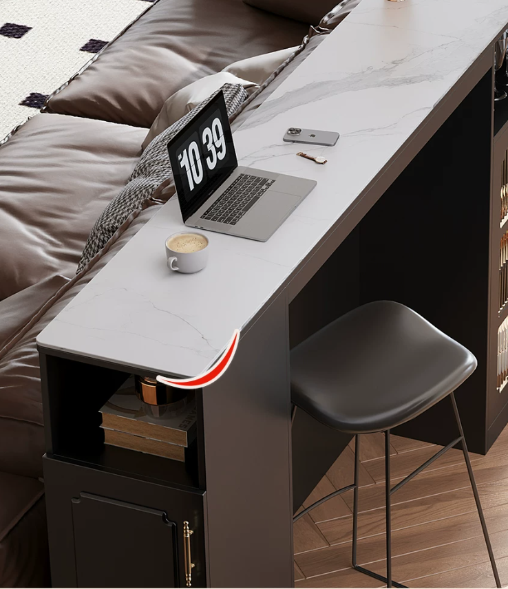  Table with a classic design 